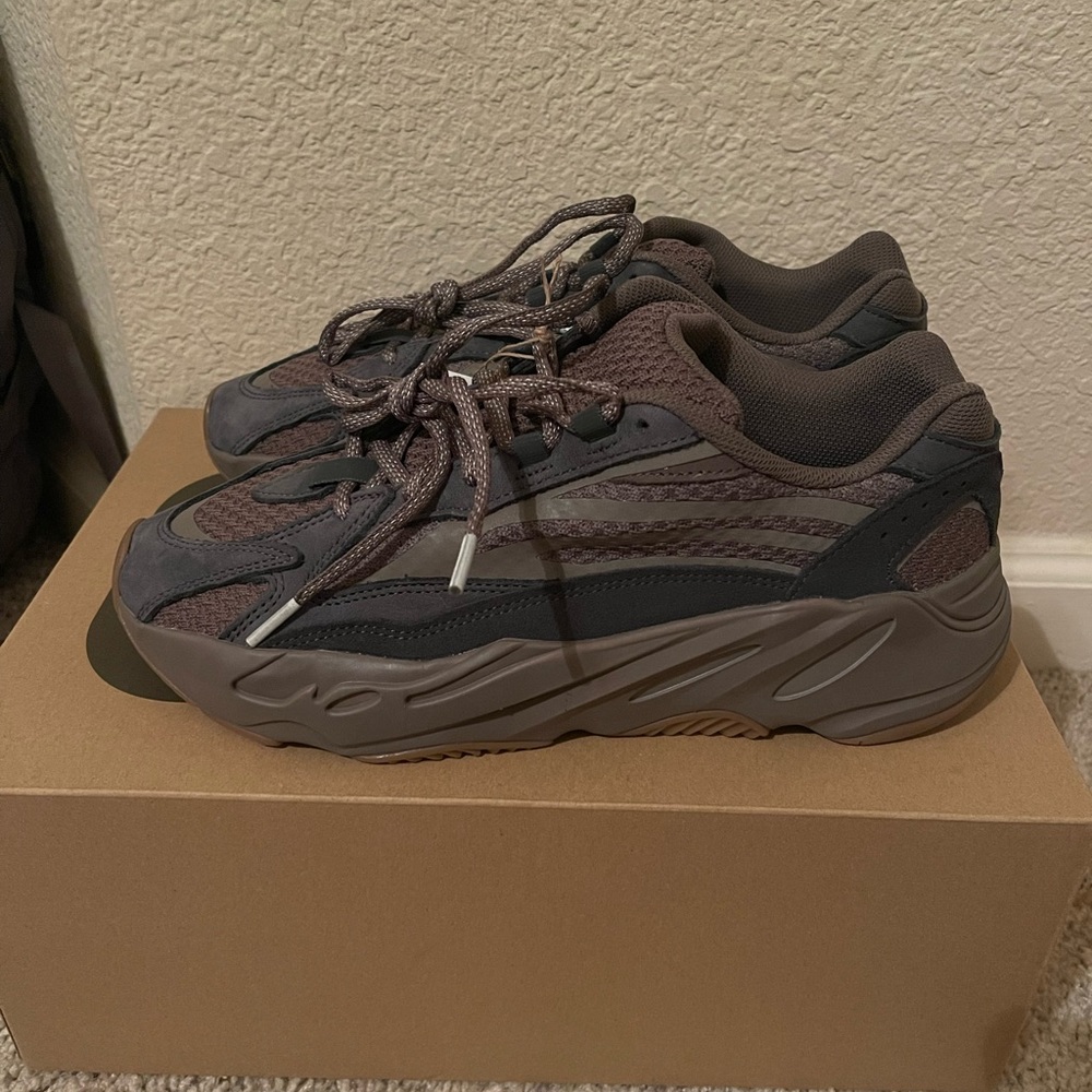 Yeezy 700 Mauve v2